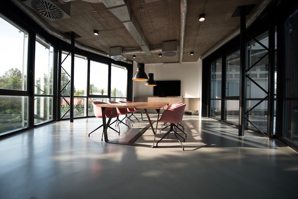 Ufficio openspace moderno con impianto di climatizzazione efficiente